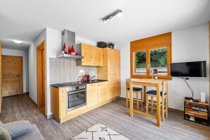 Coffee/tea maker, fridge, microwave, oven - Sandra's Farm F0 - Cozy with a Terrace, in the Center (Haute-Nendaz)