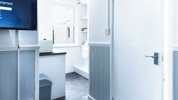 Basic Studio, 1 Double Bed, Kitchenette | Interior
