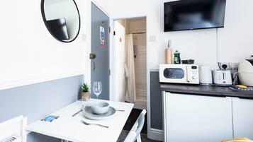 Studio, 1 Twin Bed, Kitchenette | Interior