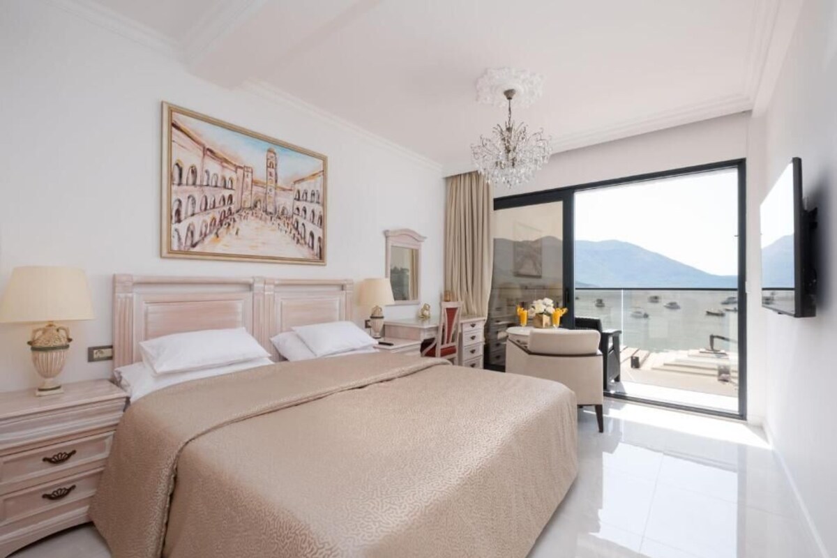 Habitación doble Deluxe, balcón, vista al mar | Caja de seguridad en la habitación, escritorio y wifi gratis