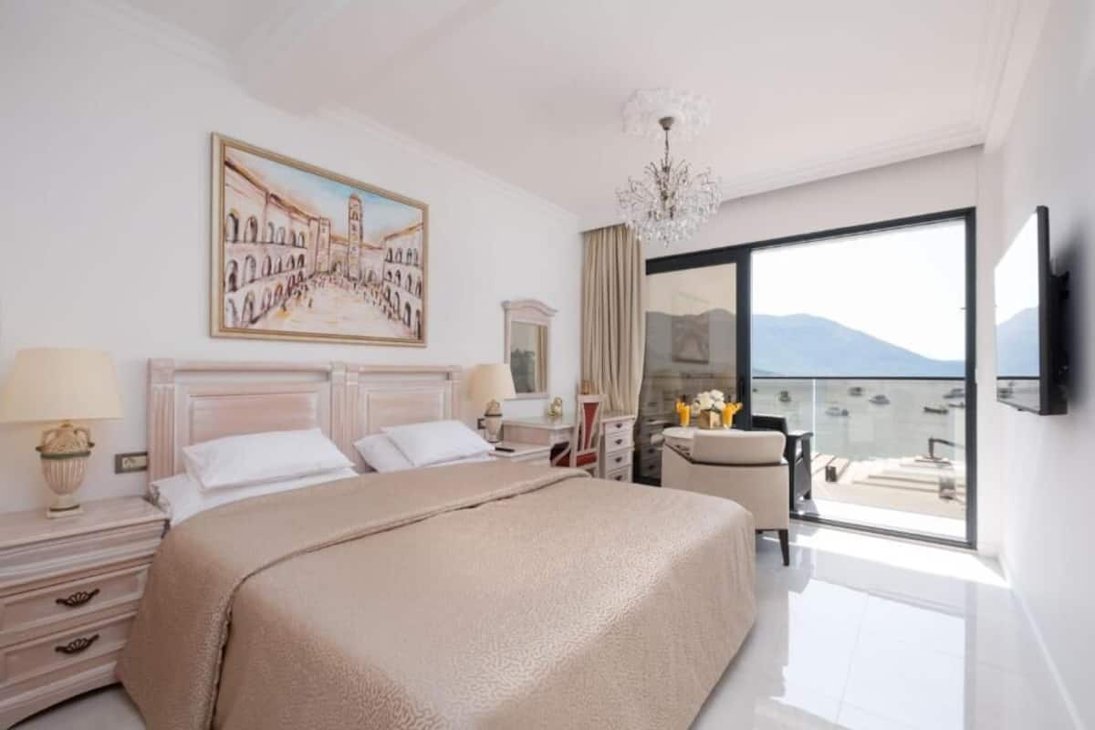 Habitación doble Deluxe, balcón, vista al mar | Caja de seguridad en la habitación, escritorio y wifi gratis