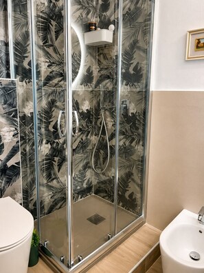 Dusche, Whirlpool, Haartrockner, Handtücher