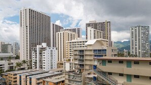 Un paisaje urbano con edificios altos, incluyendo un hotel destacado con varios pisos y balcones.