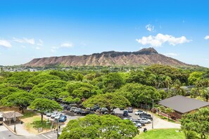 A parking lot with cars and a building with a flat roof. - Ocean View Studio w/Kitchenette- Waikīkī Grand 709 (Honolulu)