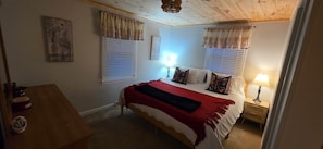 2 bedrooms, iron/ironing board, WiFi (free), bed sheets - Slice of Heaven SML Retreat/Ramp/Dock (Goodview)
