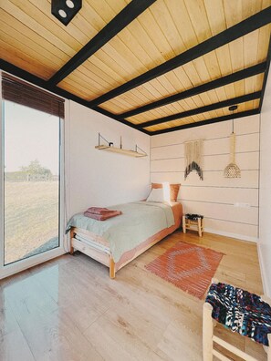 Desk, WiFi, bed sheets
