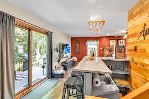 Village & Venture-Walkable Modern Comfort + Hot Tub