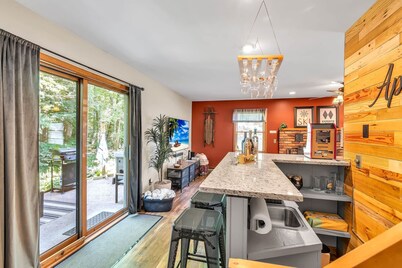 Village & Venture-Walkable Modern Comfort + Hot Tub