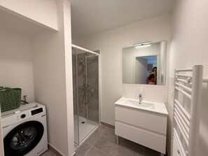 Bruser, hårtørrer, Toiletpapir