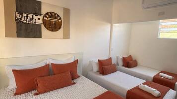 Quarto quádruplo luxo | Wi-Fi de cortesia, roupa de cama