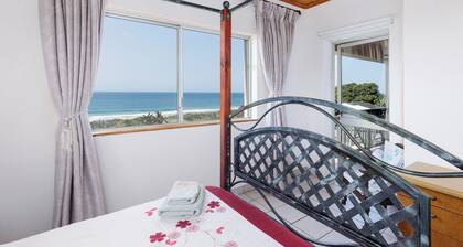 Cheers! Beautiful 2-bedroom ocean view apartment in Umzumbe steps from the beach