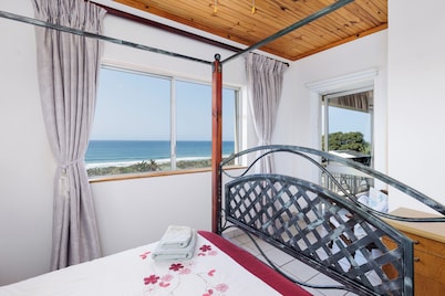 Cheers! Beautiful 2-bedroom ocean view apartment in Umzumbe steps from the beach