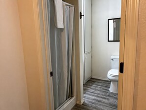 Cottage Deluks, 1 kamar tidur, Hewan Peliharaan Dilarang | Kamar mandi | Handuk