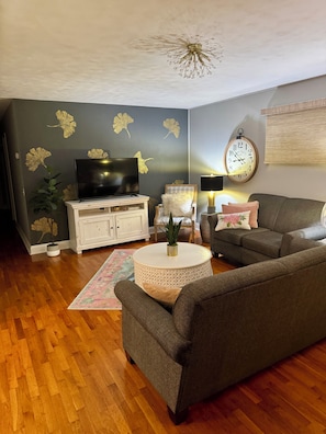 TV, books - The Cutie Patootie on Helen- Cute, Cozy, Comfortable - 3 BR Home in Dexter, MO (Dexter)