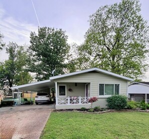 Exterior - The Cutie Patootie on Helen- Cute, Cozy, Comfortable - 3 BR Home in Dexter, MO (Dexter)
