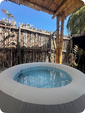 Bañera de hidromasaje al aire libre