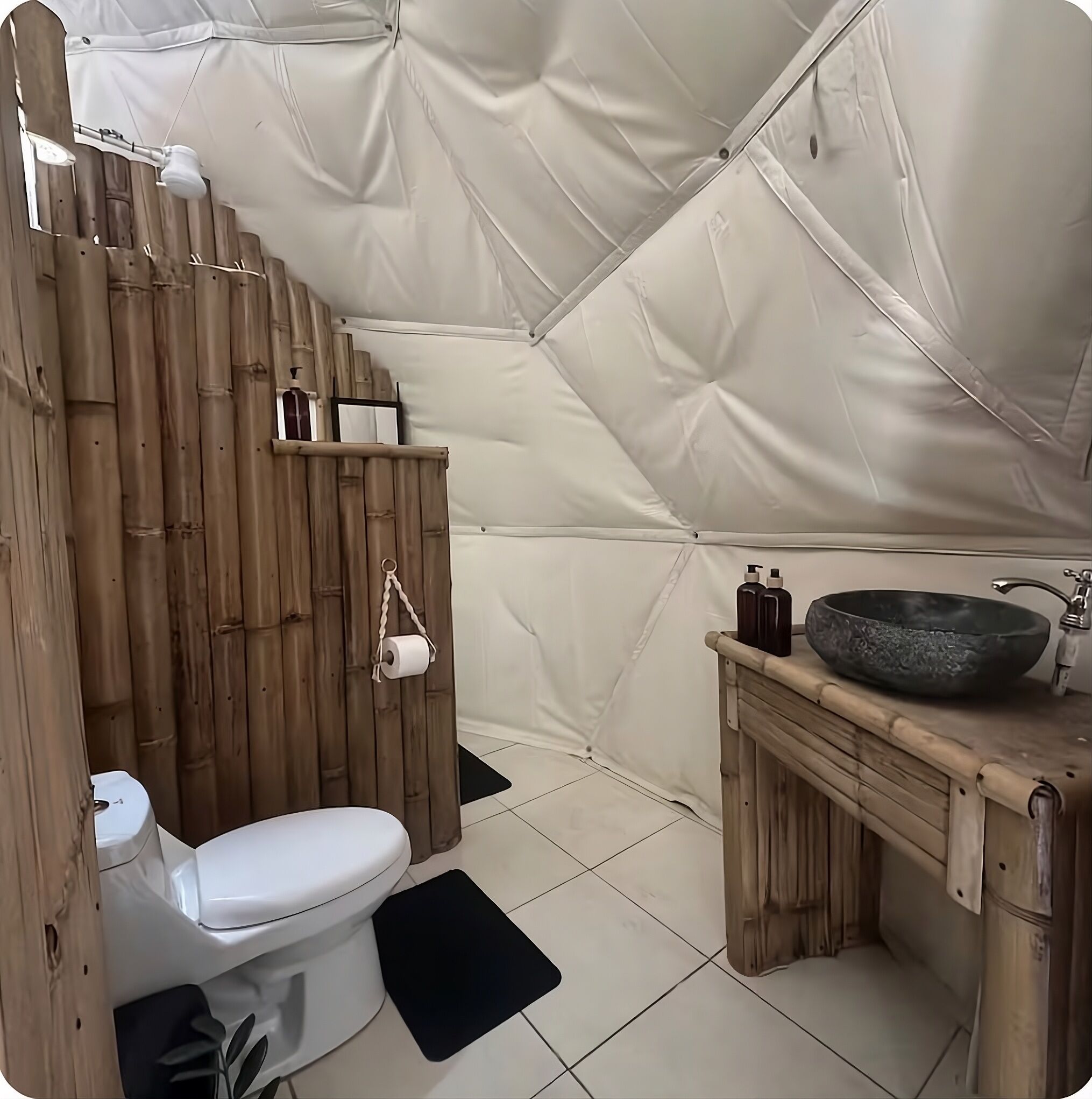 Een douche, handdoeken, zeep, toiletpapier
