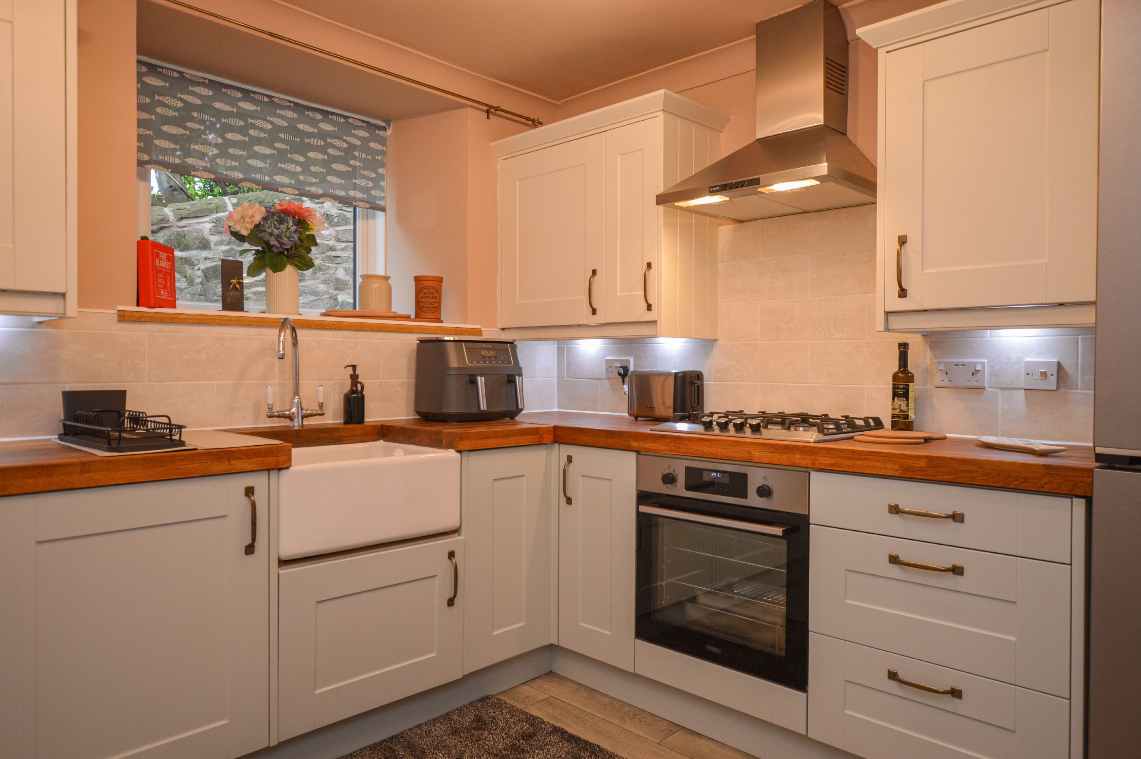 Coffee/tea maker, fridge, microwave, oven