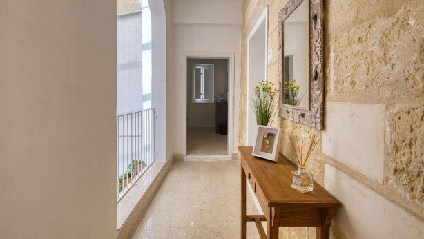 A hallway with a wooden bench, a mirror, and a framed picture on the wall. - Beautiful 2BR home in Rabat with rooftop Terrace (Rabat)