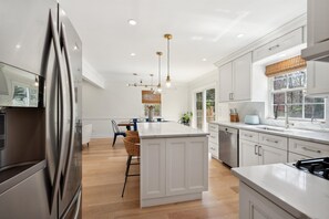 Private kitchen - East Hampton Home w/Heated Pool & pizza oven (East Hampton)