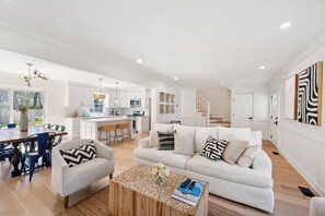 Living area - East Hampton Home w/Heated Pool & pizza oven (East Hampton)