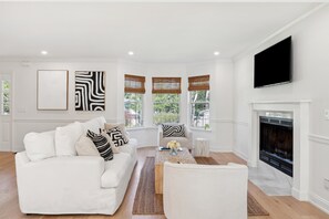 Living area - East Hampton Home w/Heated Pool & pizza oven (East Hampton)