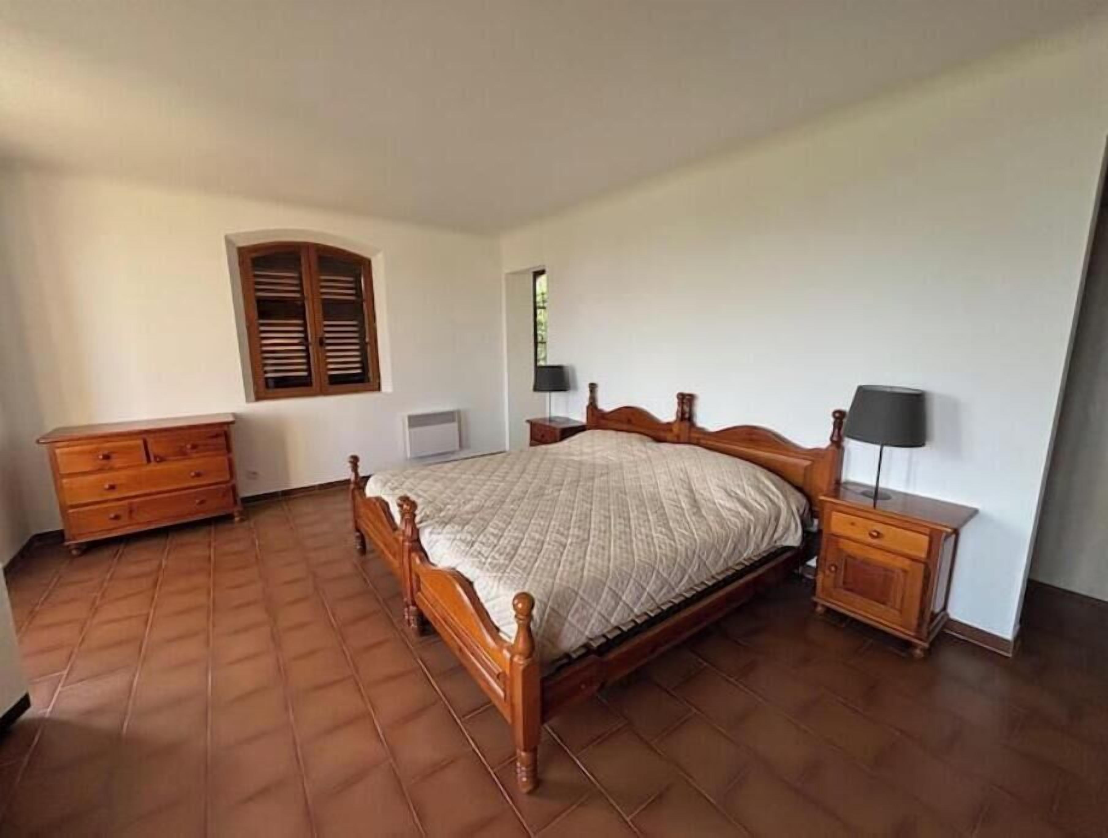5 Schlafzimmer, Schreibtisch, Bügeleisen/Bügelbrett, Reisekinderbett