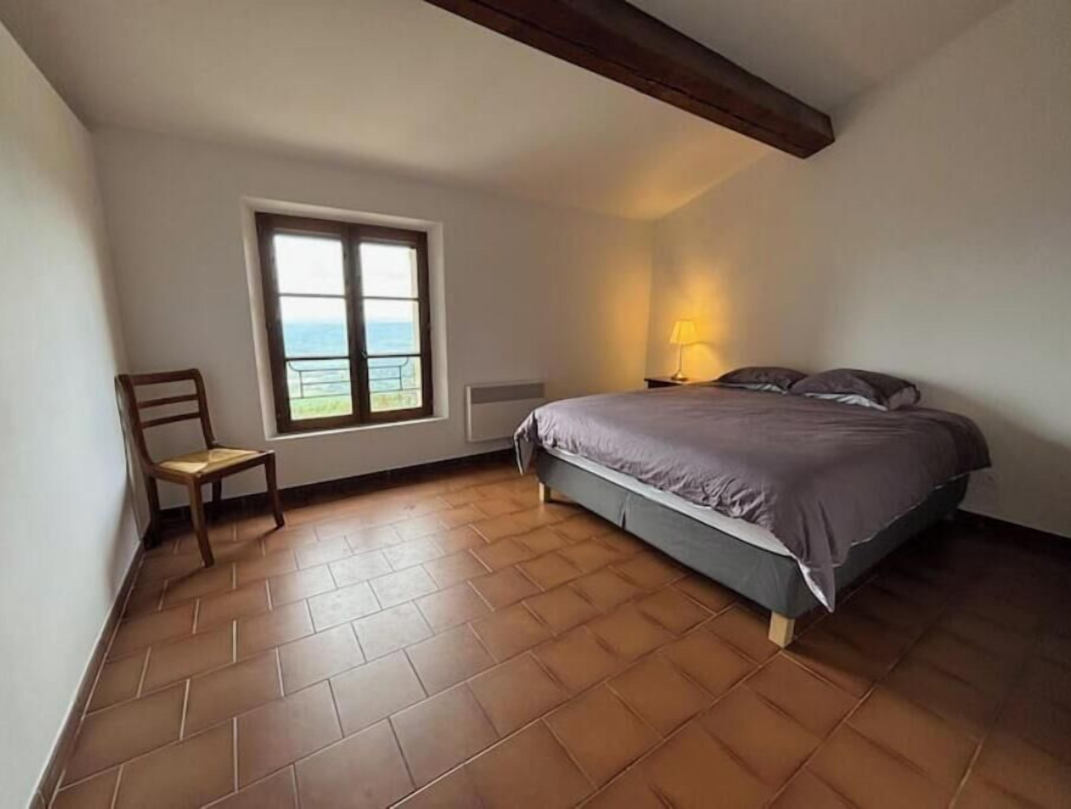 5 bedrooms, desk, iron/ironing board, travel crib