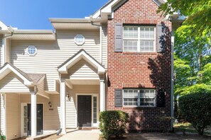 Exterior - Luxury 2BD Retreat, King Suite, Spa Baths, Pet Friendly, Near Downtown Raleigh (Raleigh)