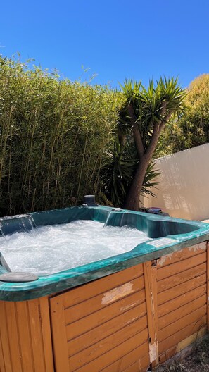 Outdoor spa tub - Vrbo Property (La Garde)