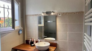 Bathroom - Vrbo Property (La Garde)