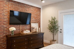 2 bedrooms, iron/ironing board, WiFi (free), bed sheets