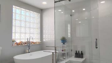 Kostenlose Toilettenartikel, Seife, Shampoo, Toilettenpapier