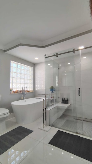 Free toiletries, soap, shampoo, toilet paper - Family Retreat Open design  (Miami)