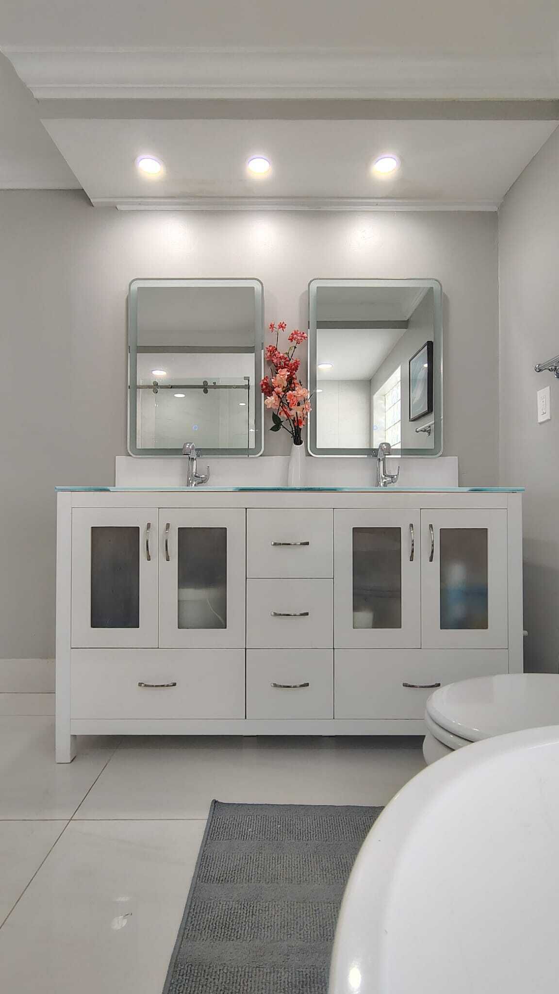 Amenidades de baño gratuitas, jabón, shampoo, papel de baño 