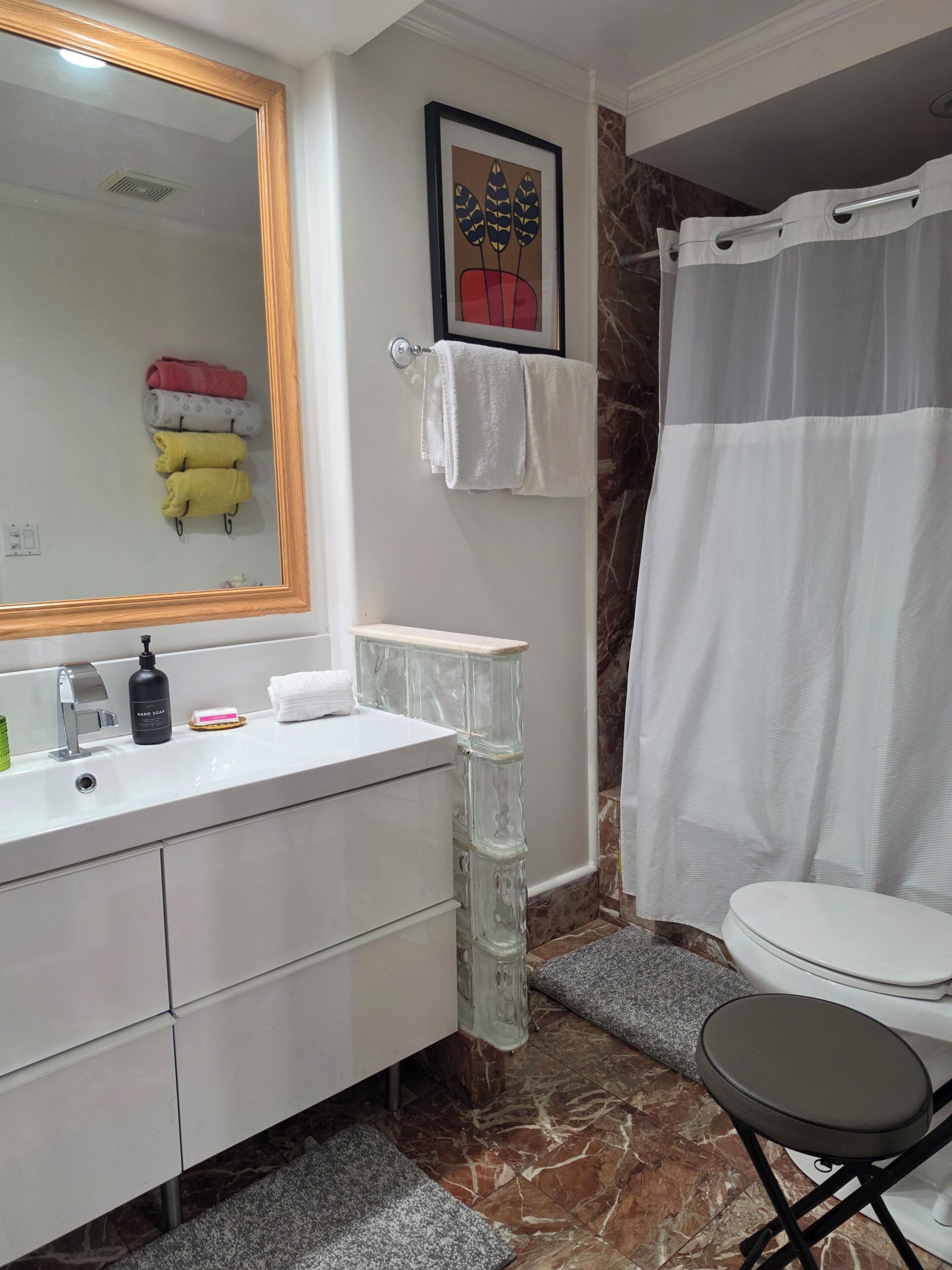Rumah Basic, pemandangan halaman | Kamar mandi | Perlengkapan mandi gratis, sabun, sampo, dan tisu toilet