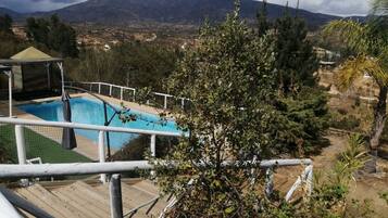 Una piscina al aire libre de temporada