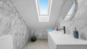 Room, 1 Bedroom | Bathroom