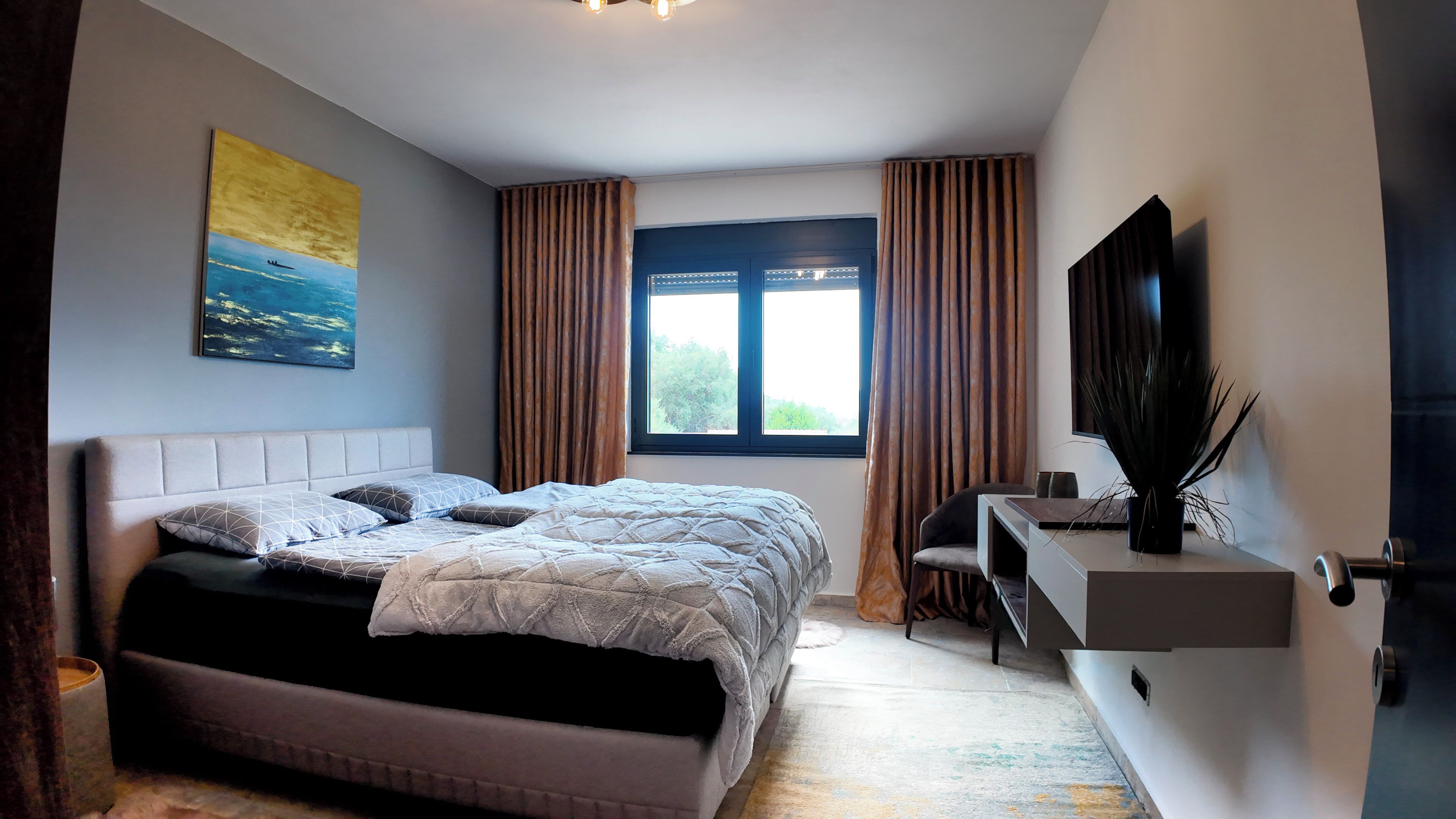4 bedrooms, iron/ironing board, internet, bed sheets