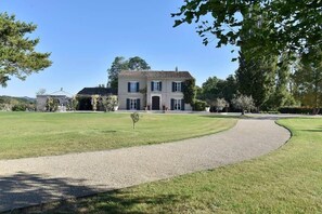 A two-story house with a gravel driveway leading to a front door. - Mas Saint Jean - Domaine de Malaga - New Property (Maussane-les-Alpilles)