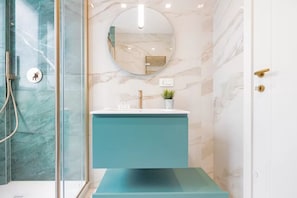 Douche, sèche-cheveux, bidet, serviettes fournies