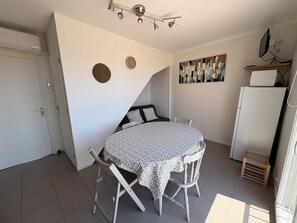 Dining - House with a view, located 3 minutes from the beaches and the town center, with parking (Six-Fours-les-Plages)
