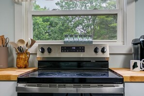 Wasserkocher mit Kaffee-/Teezubehör, Kühlschrank, Mikrowelle, Ofen