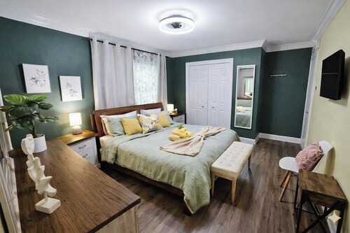 Summer Escape .Heated Pool + Game Room & Sleeps 10