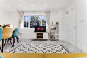 Smart TV - 6 bedroom house with river view (Wooburn Green)