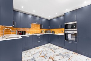 Private kitchen - 6 bedroom house with river view (Wooburn Green)