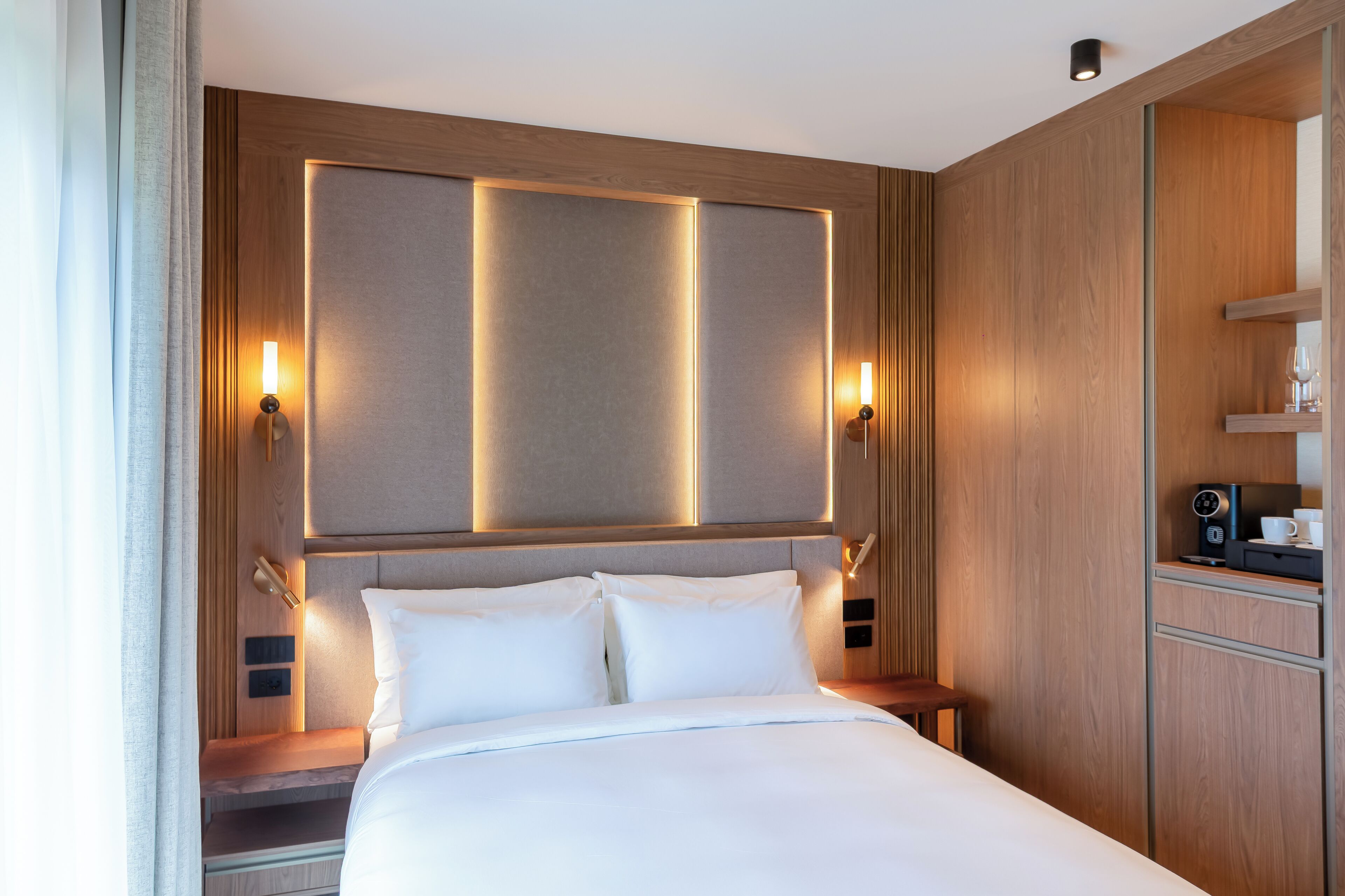 Hypo-allergenic bedding, minibar, in-room safe, desk