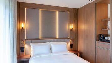 Hypo-allergenic bedding, minibar, in-room safe, desk