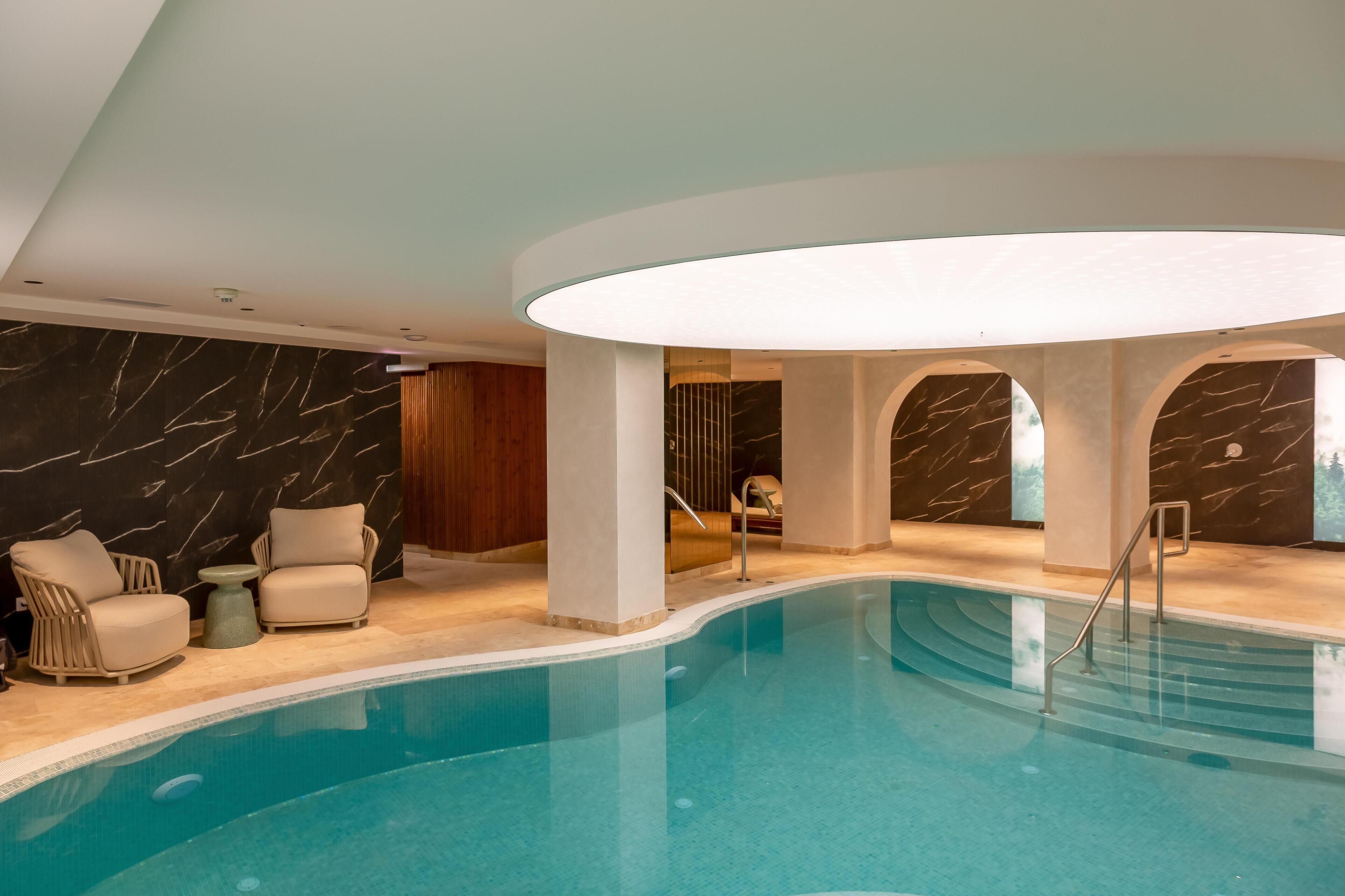 Piscine couverte, piscine extérieure