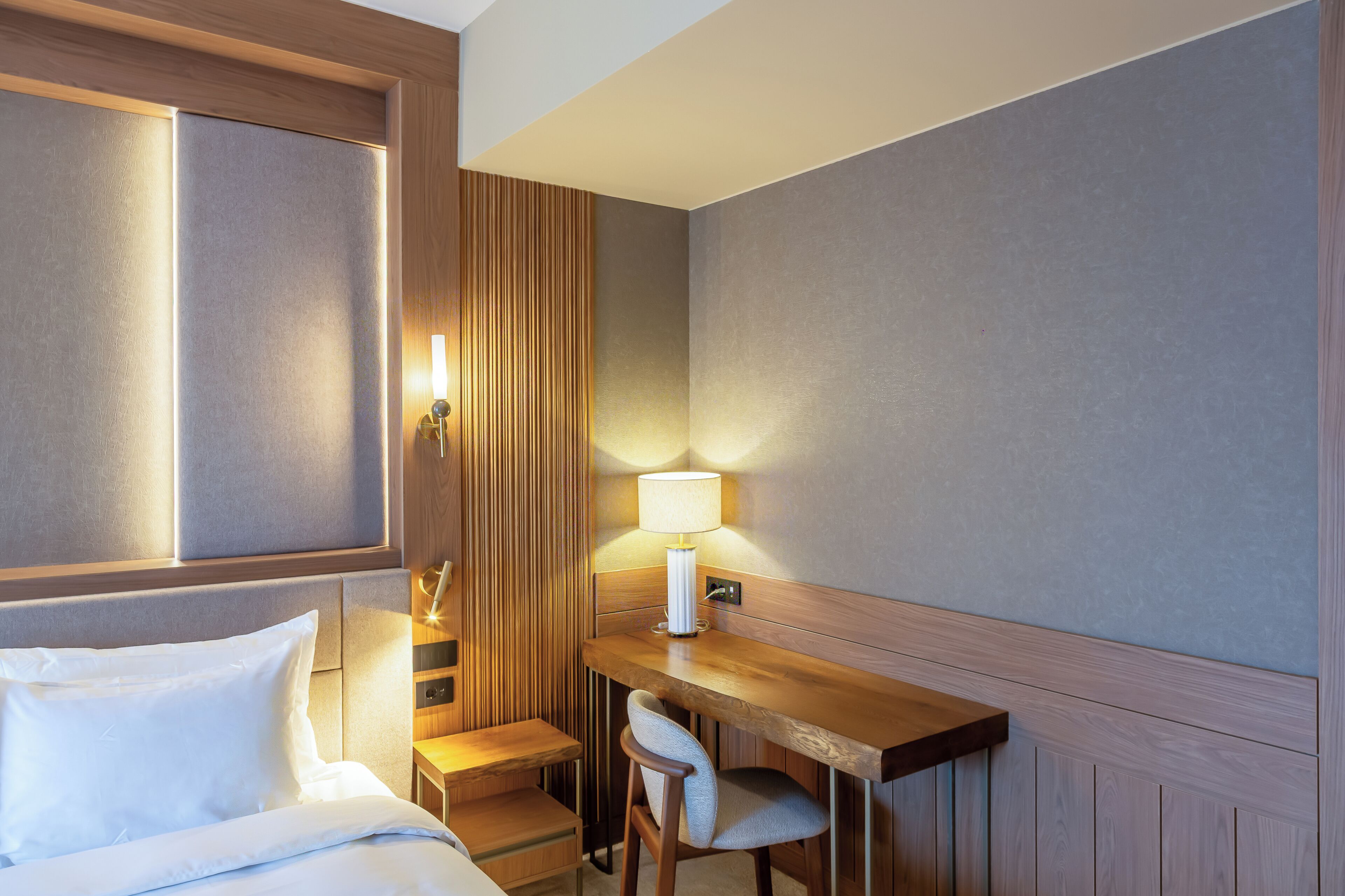 Premium Room, Mountain View | Hypo-allergenic bedding available, minibar, in-room safe, desk
